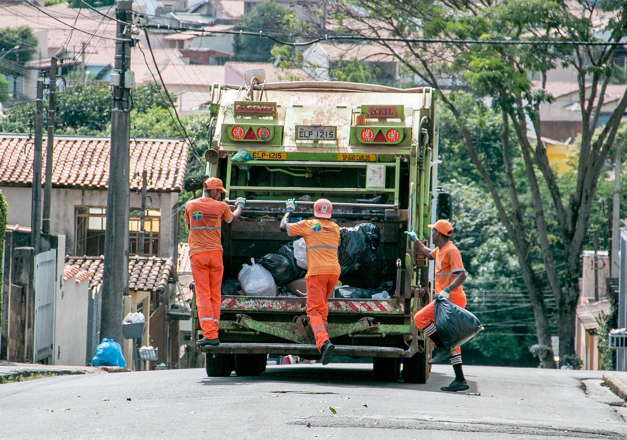 深度解析清扫车市场价格趋势及影响因素