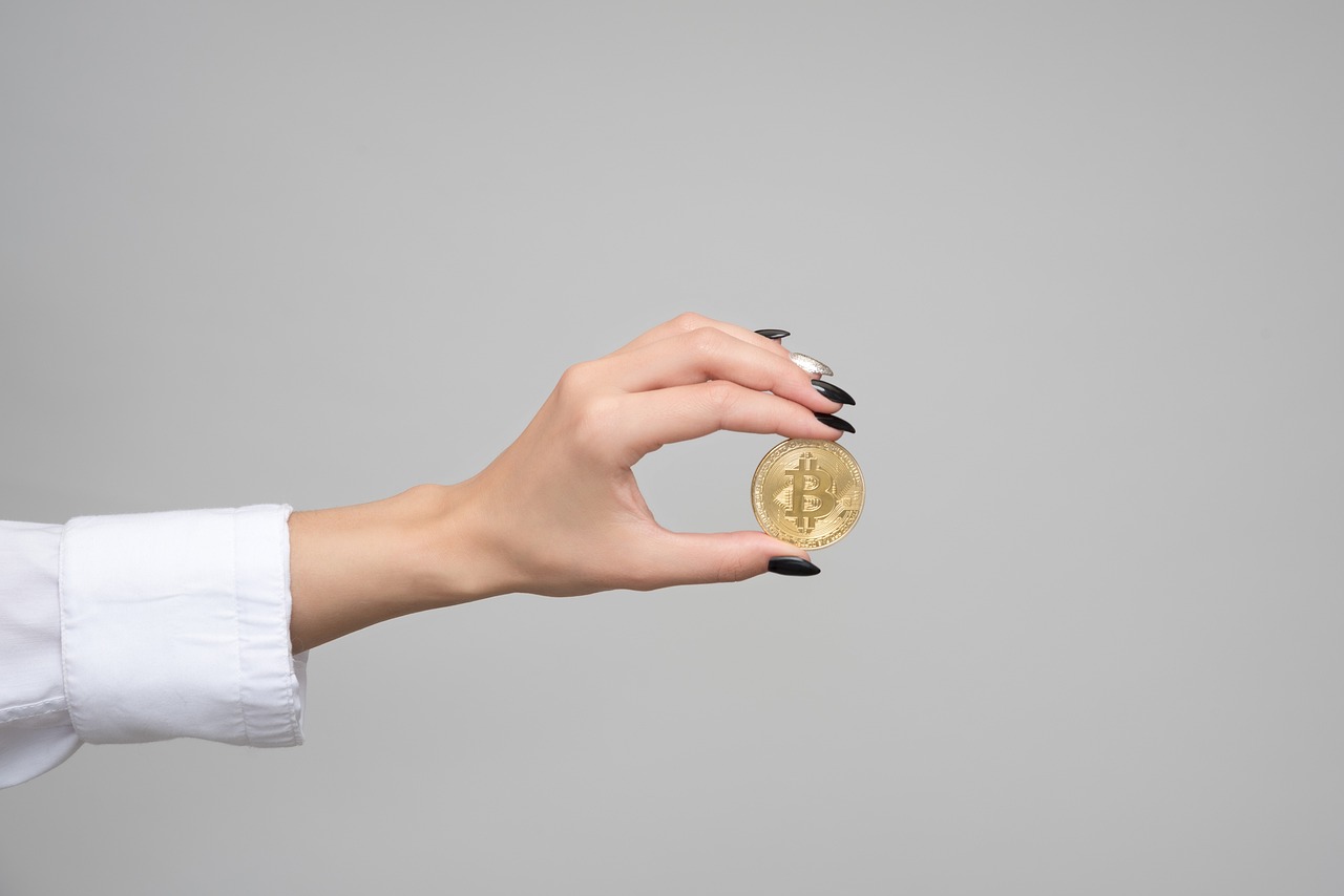 探究钻石大小标准与意义，钻戒几克拉才算大？