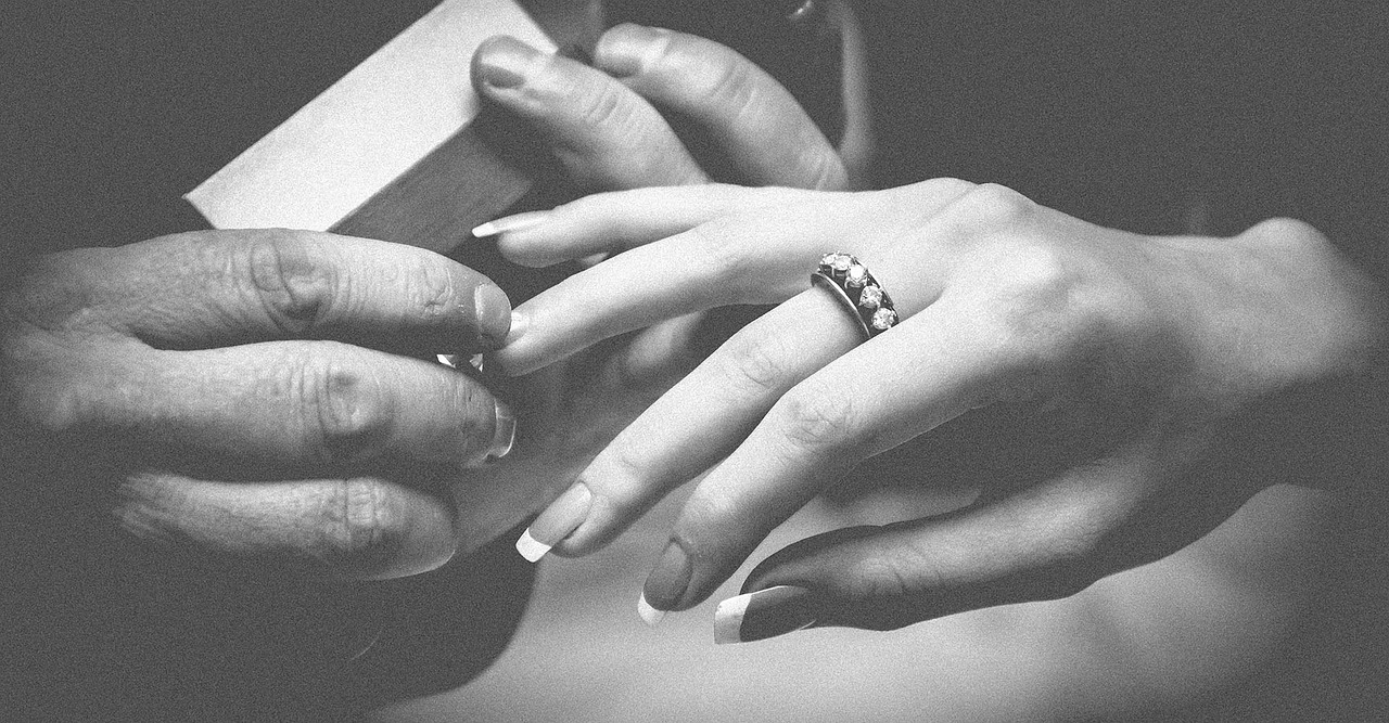关于女性结婚戒指佩戴手指的传统与现代佩戴礼仪探讨