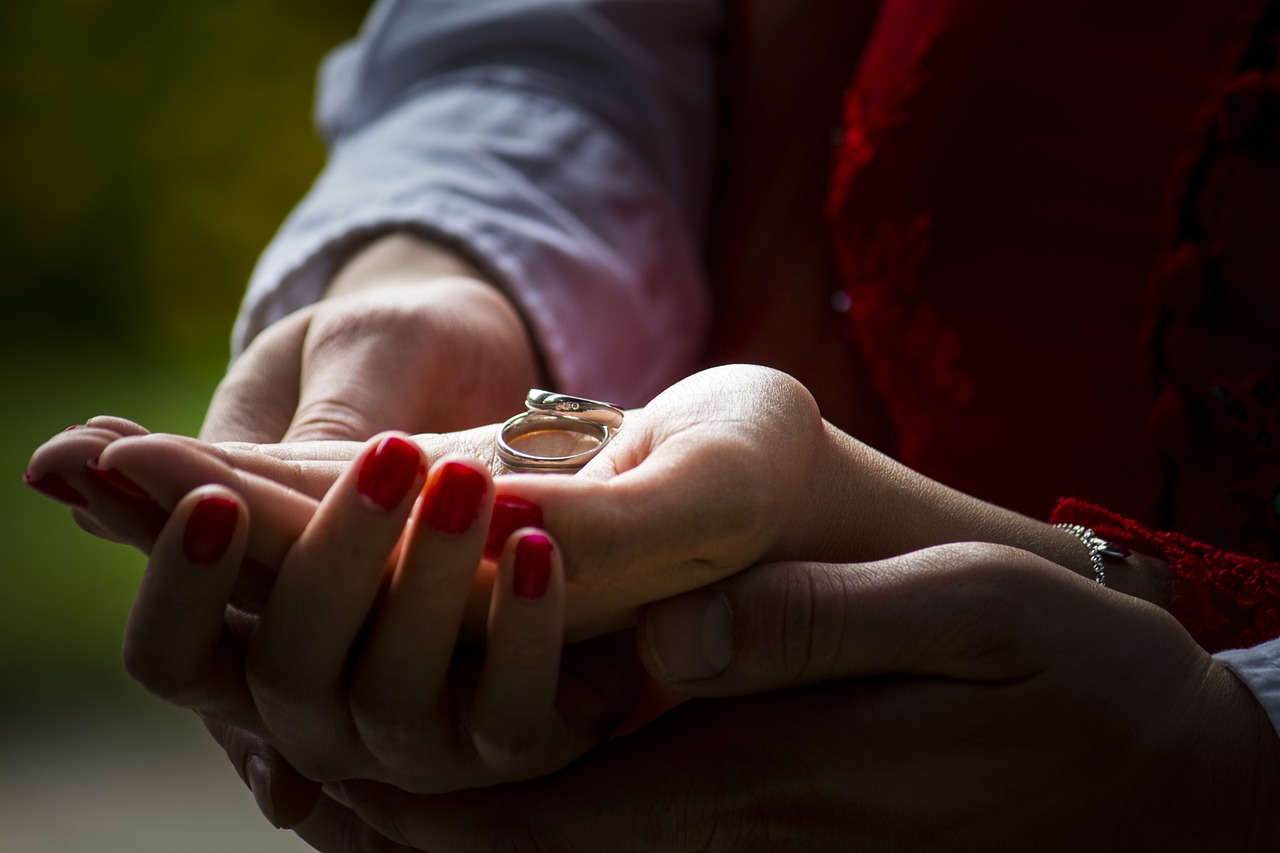 如何挑选钻石婚戒，打造独一无二的爱情信物指南